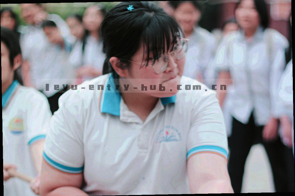 抽象楼宇立面线条与信箱轮廓构成的图形，不指向任何真实街景